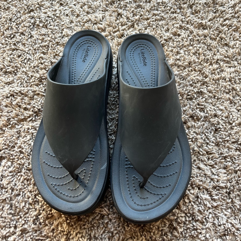 Crocs Women’s Brooklyn Platform flip flop size 9